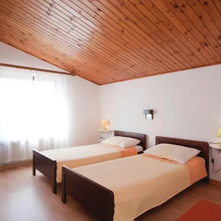 2 Bedroom Awesome In Barban