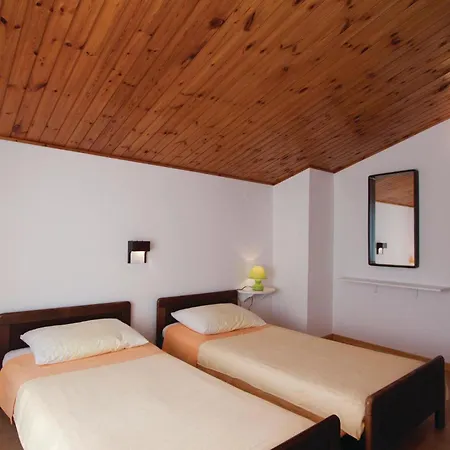 2 Bedroom Awesome In Barban